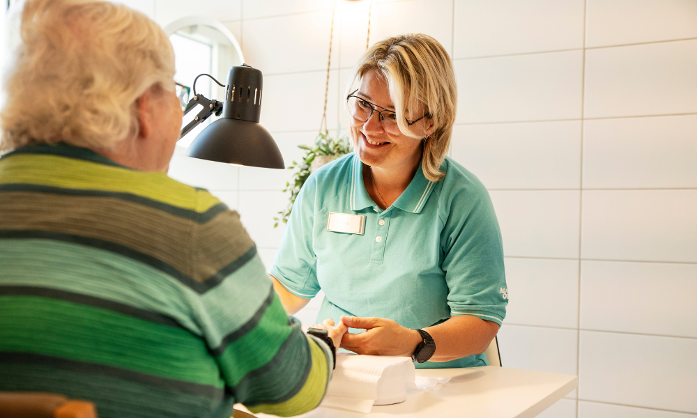 Medarbejder og beboer på Lærkevej